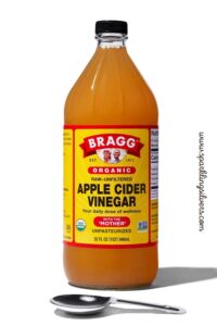 apple cider vinegar to remove yellow out from gray hair