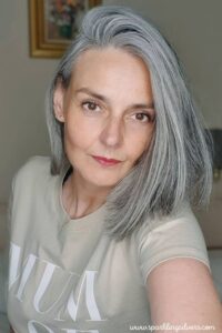 medium hairstyle in layers for women over 40